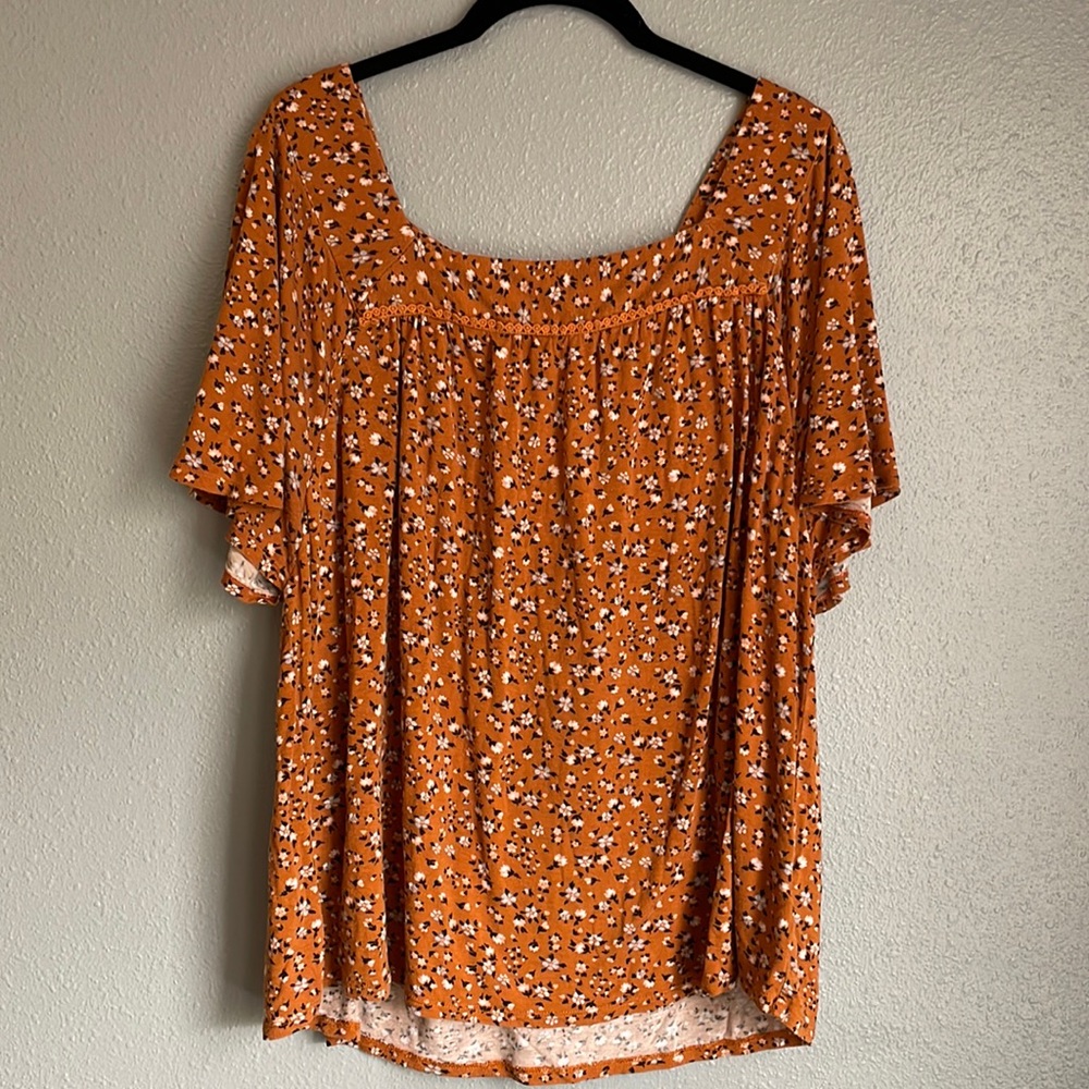 Super cute Knox rose floral top